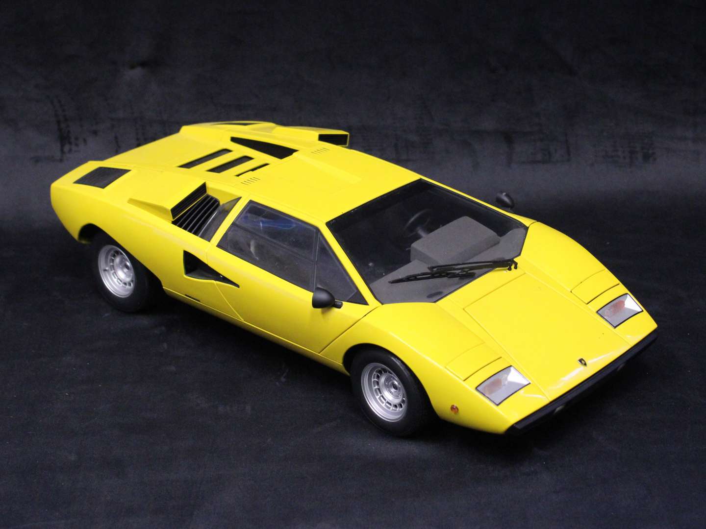 <p>Kyosho Lamborghini Countach LP400 model</p>