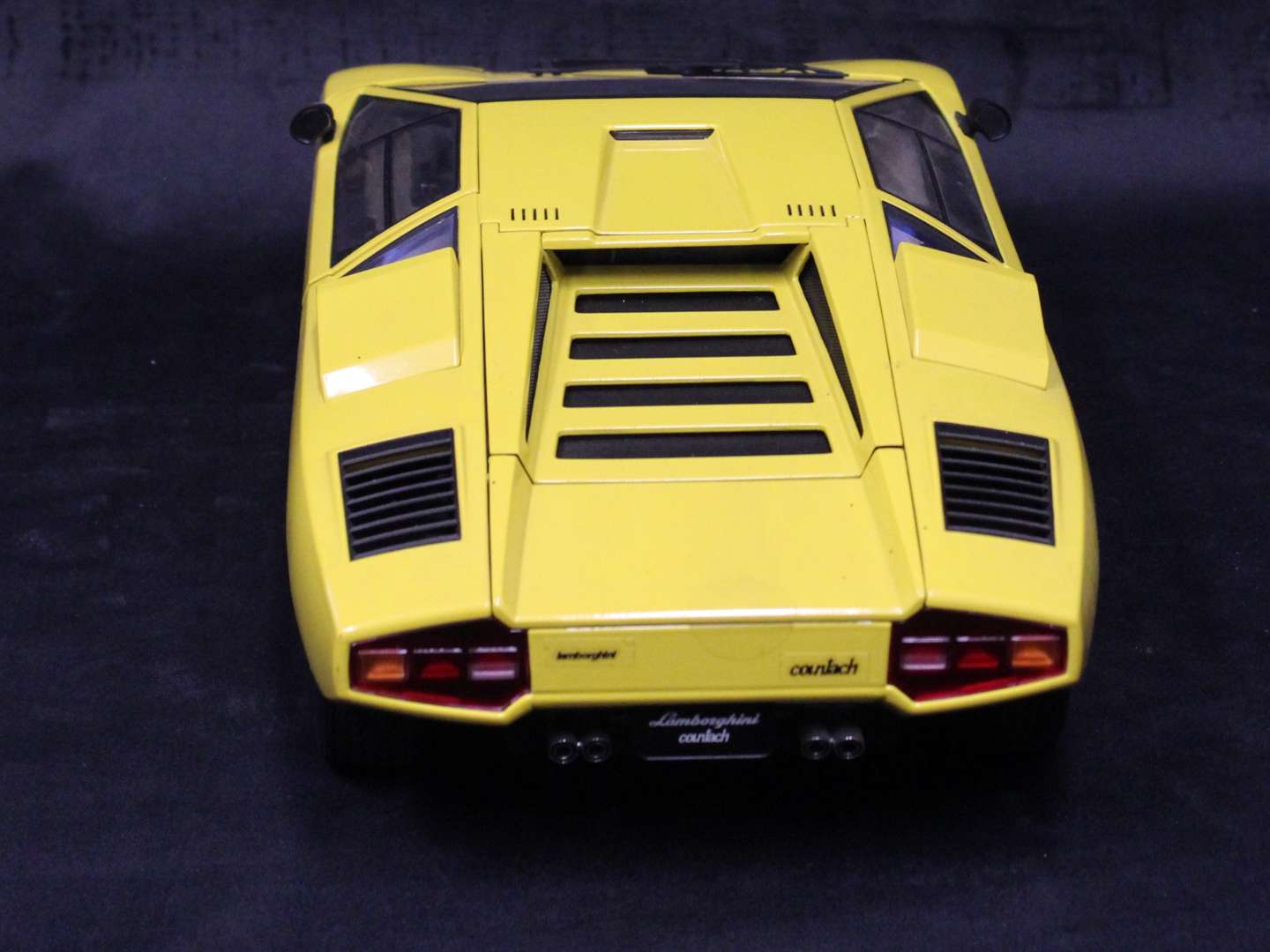 <p>Kyosho Lamborghini Countach LP400 model</p>