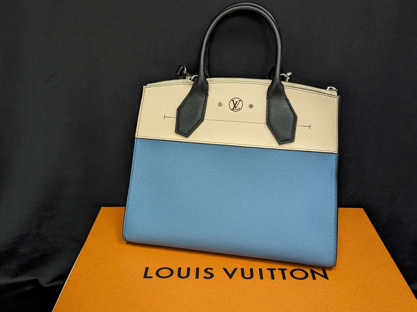 <p>Louis Vuitton City Steamer handbag</p>