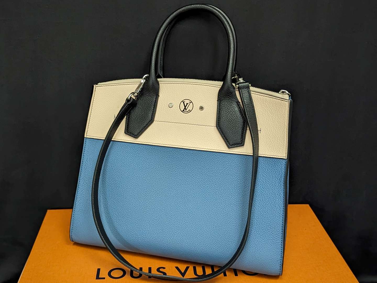 <p>Louis Vuitton City Steamer handbag</p>