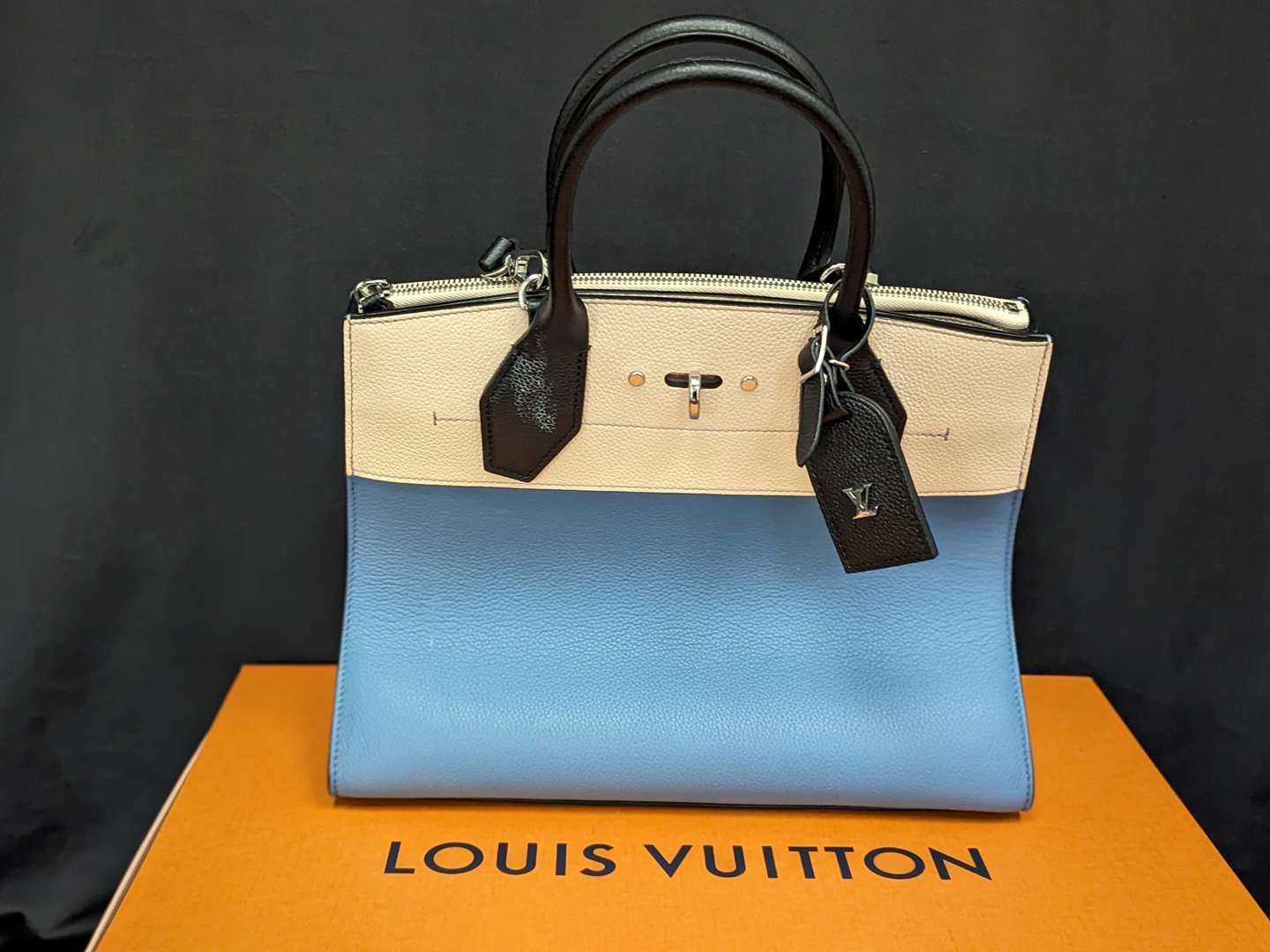 <p>Louis Vuitton City Steamer handbag</p>