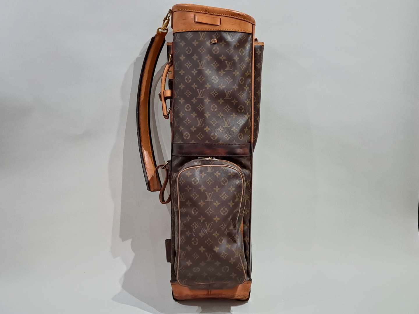 <p>Louis Vuitton Golf Bag</p>