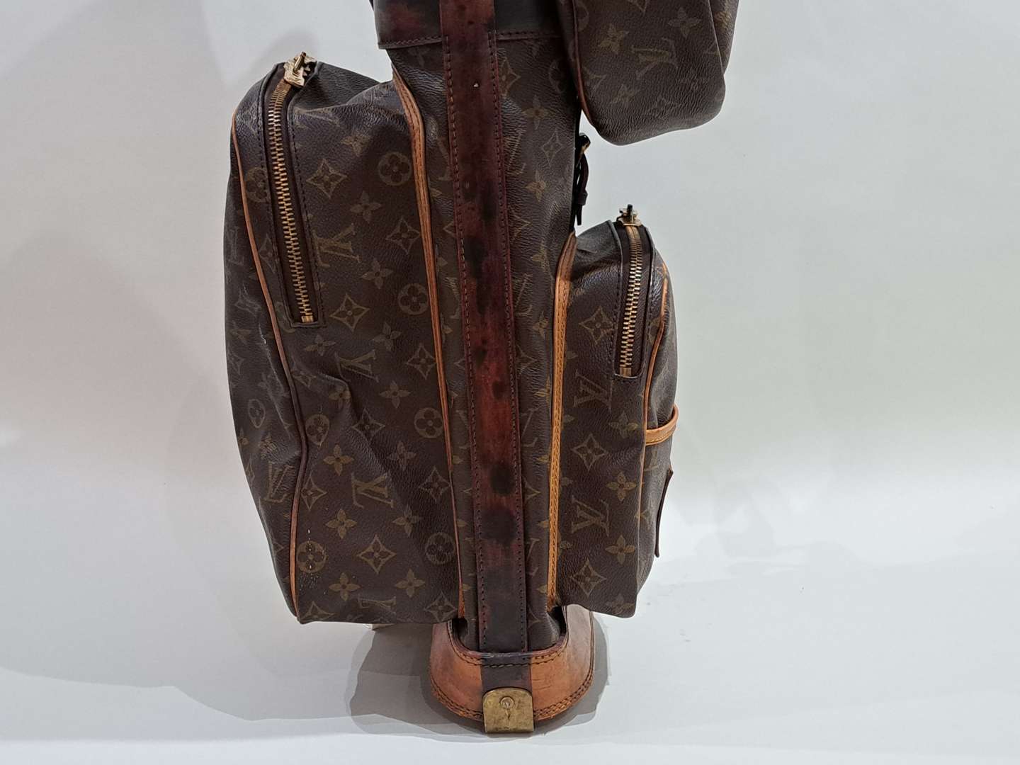 <p>Louis Vuitton Golf Bag</p>