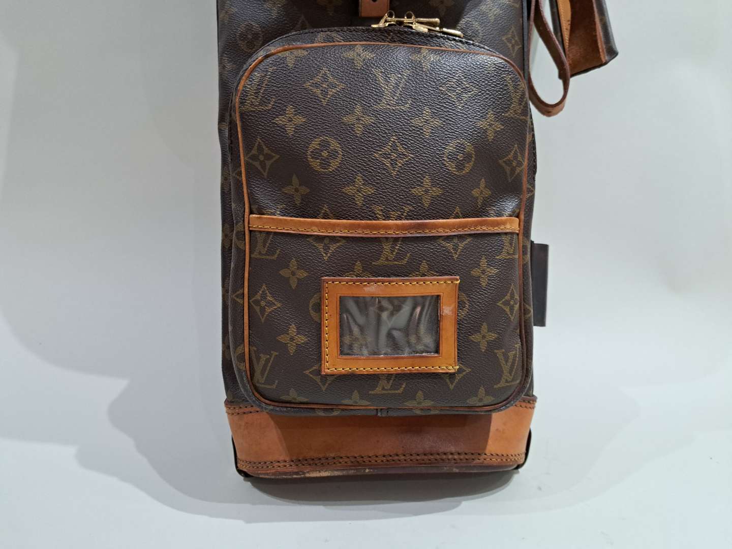 <p>Louis Vuitton Golf Bag</p>