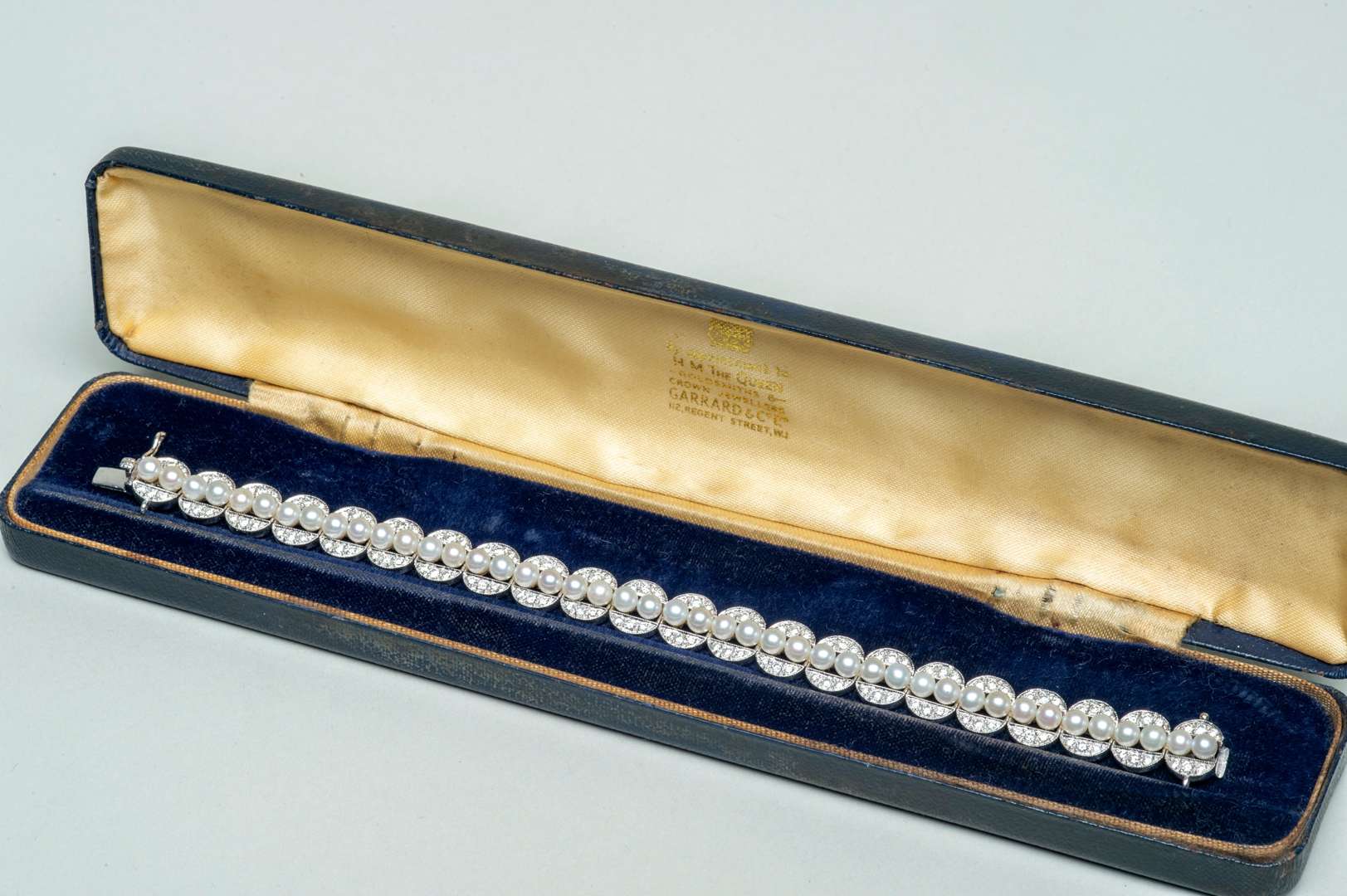 <p>Garrard pearl bracelet</p>