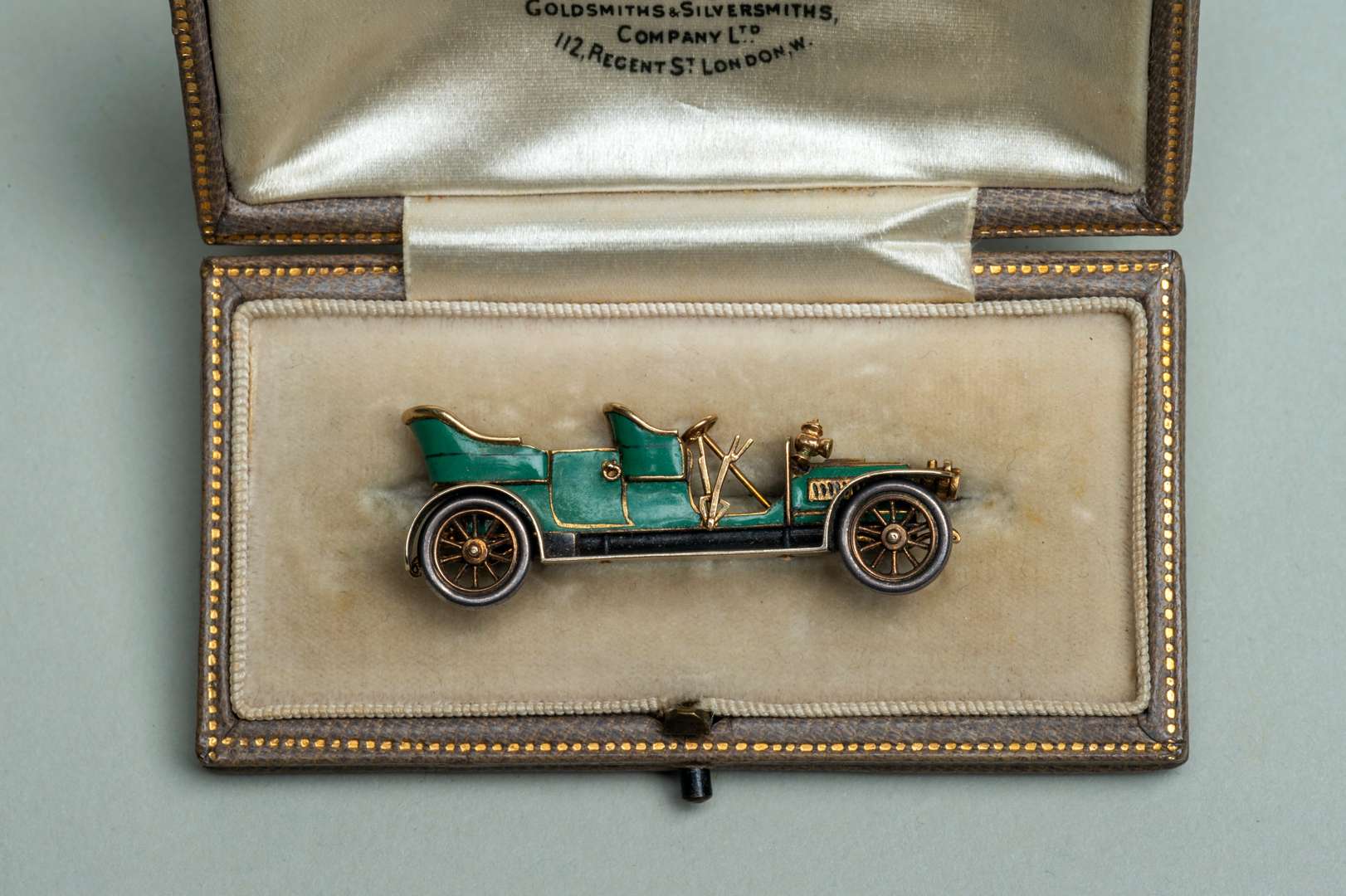 <p>Rolls Royce Silver Ghost landaulette brooch</p>