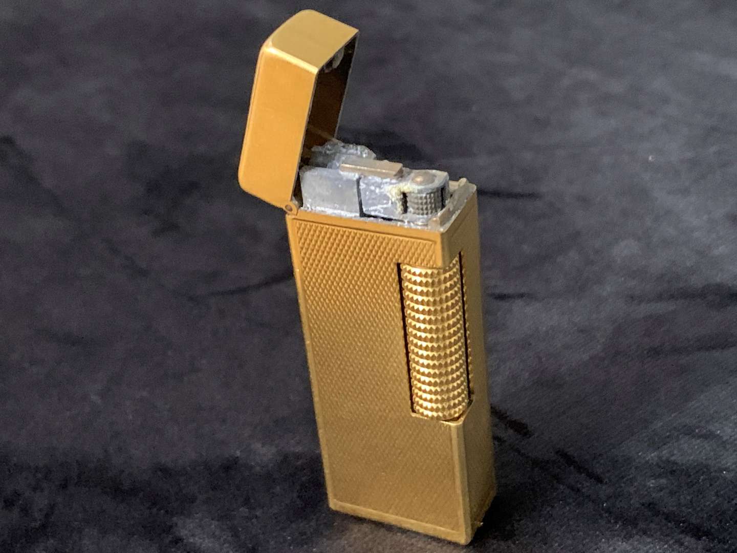 <p>Dunhill lighter</p>