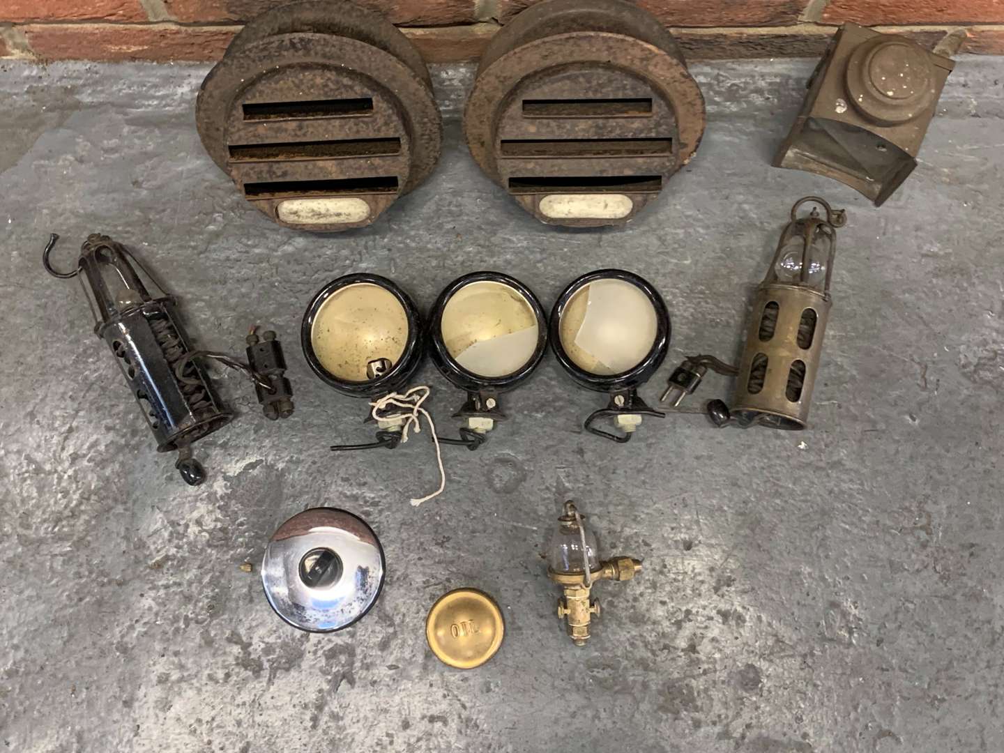 <p>Box Of Vintage Work Lamps. Spot Lamps Etc</p>