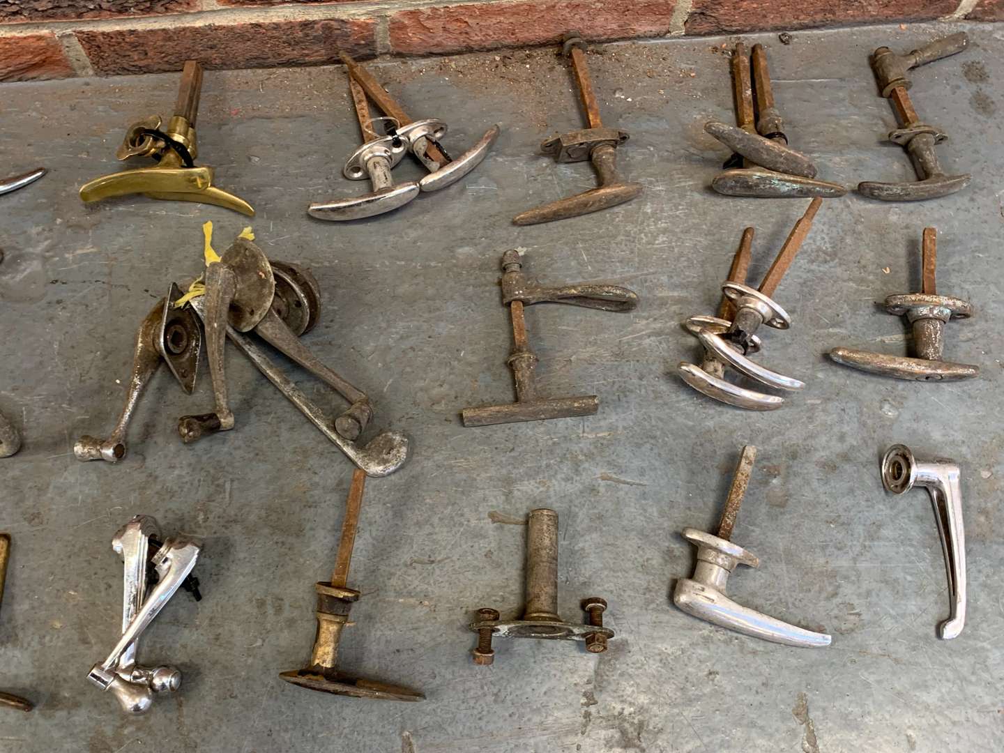 <p>Quantity of Classic Car Door Handles</p>