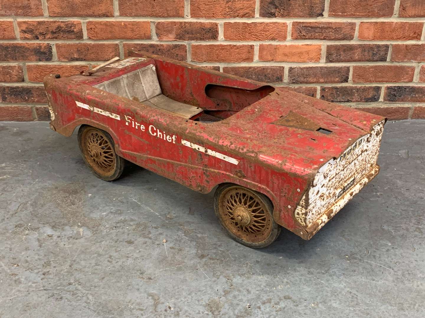 <p>Fire Chief Tin Plate Pedal Car&nbsp;</p>