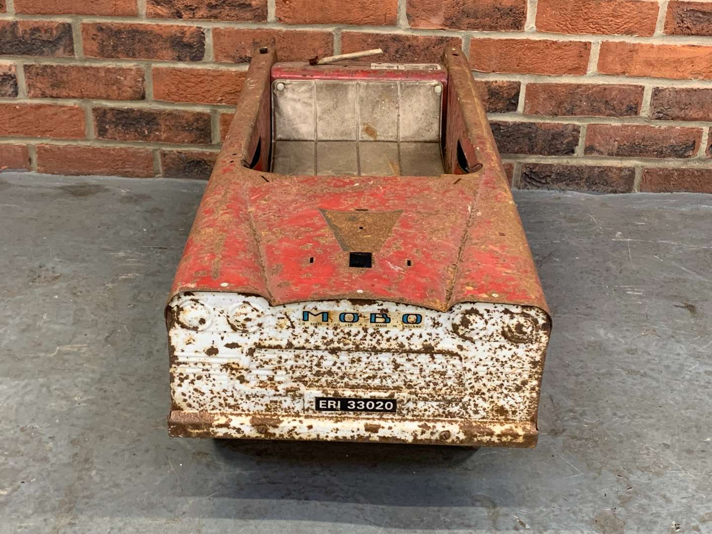 <p>Fire Chief Tin Plate Pedal Car&nbsp;</p>