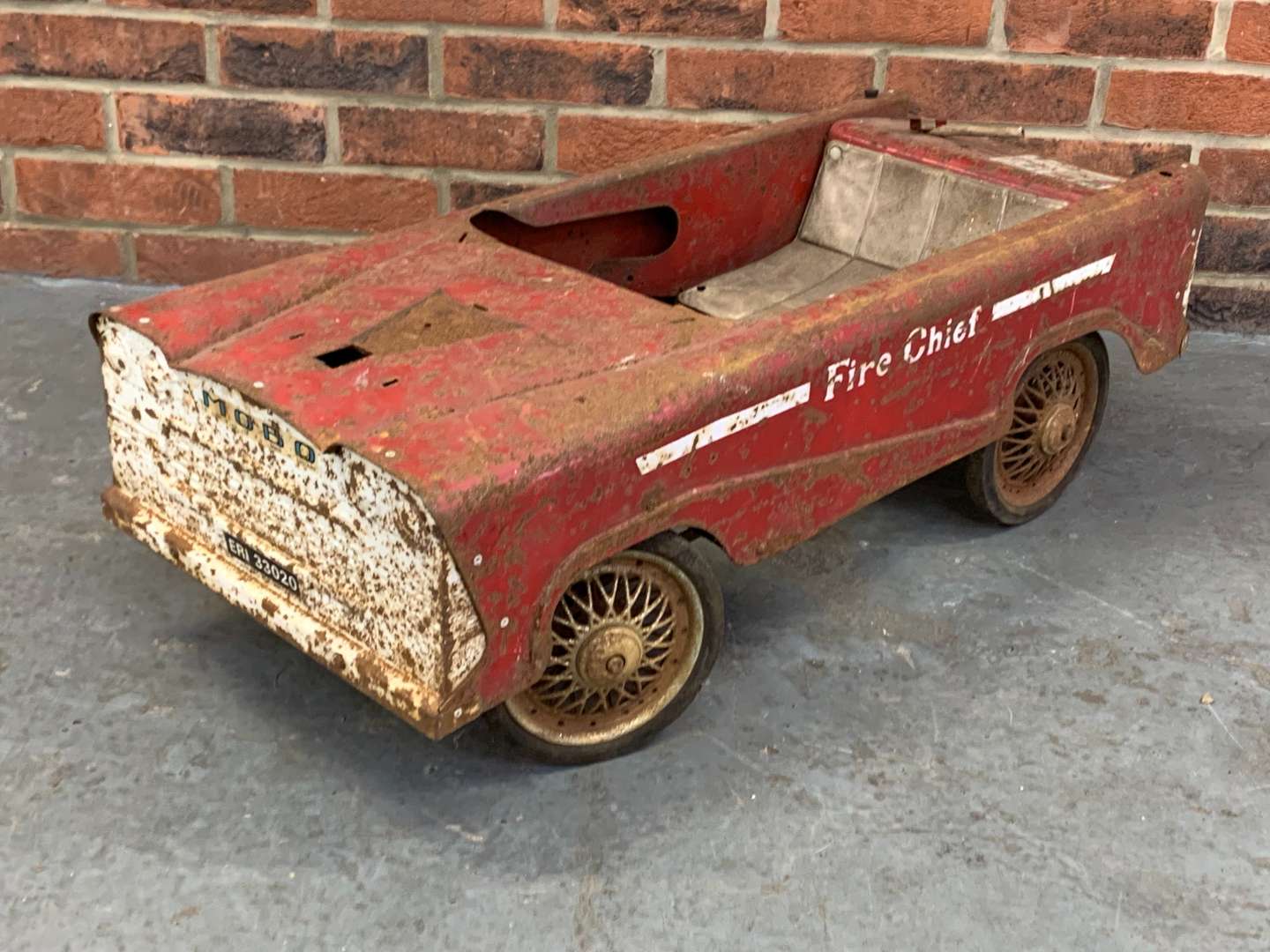 <p>Fire Chief Tin Plate Pedal Car&nbsp;</p>