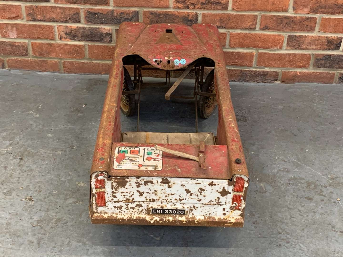 <p>Fire Chief Tin Plate Pedal Car&nbsp;</p>