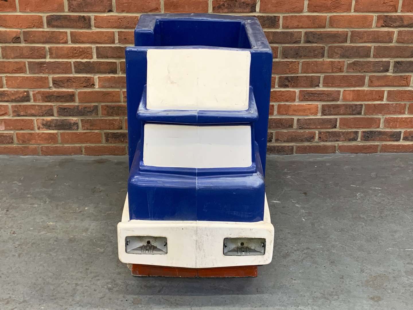 <p>Fibreglass Child's Lorry Mould</p>