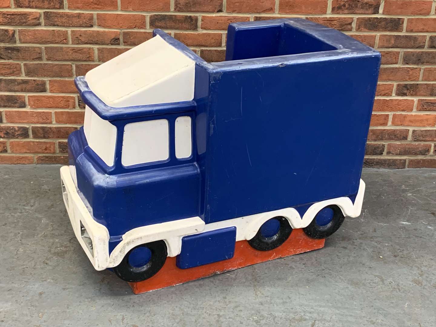 <p>Fibreglass Child's Lorry Mould</p>