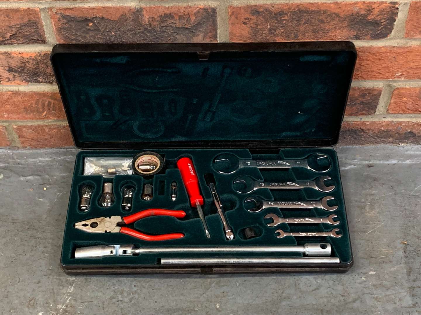 <p>Cased Jaguar Tool Kit</p>