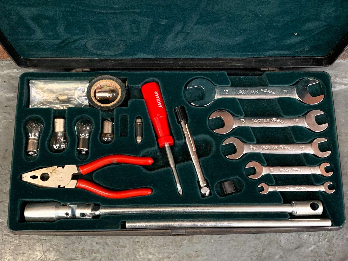 <p>Cased Jaguar Tool Kit</p>