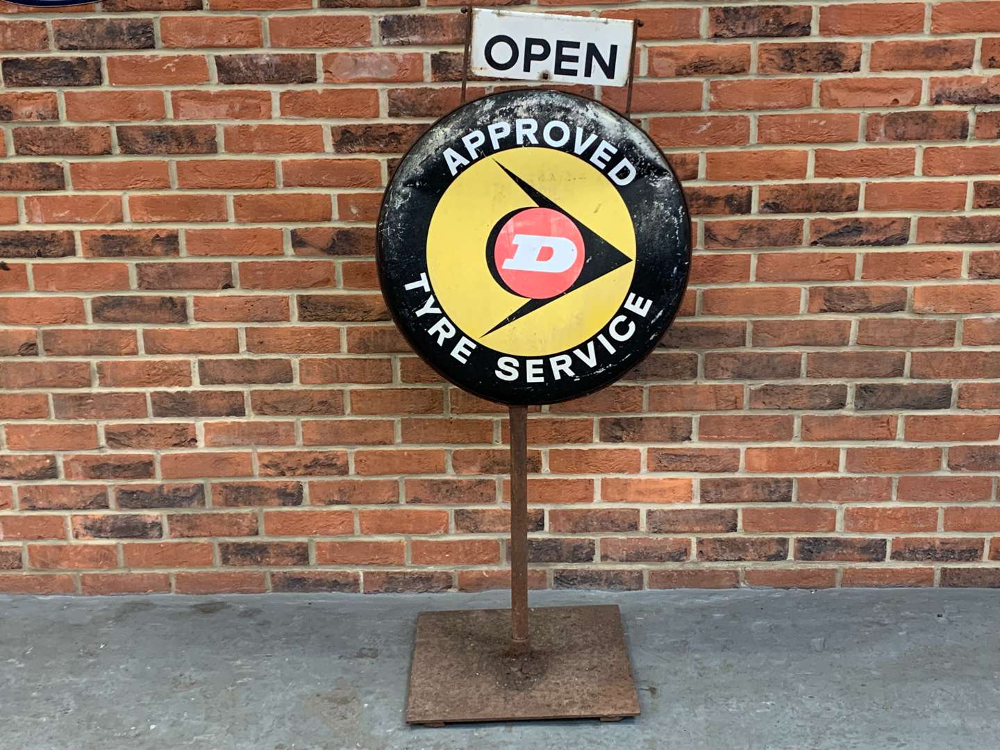 <p>Dunlop Approved Tyre's and Service Forecourt Sign</p>