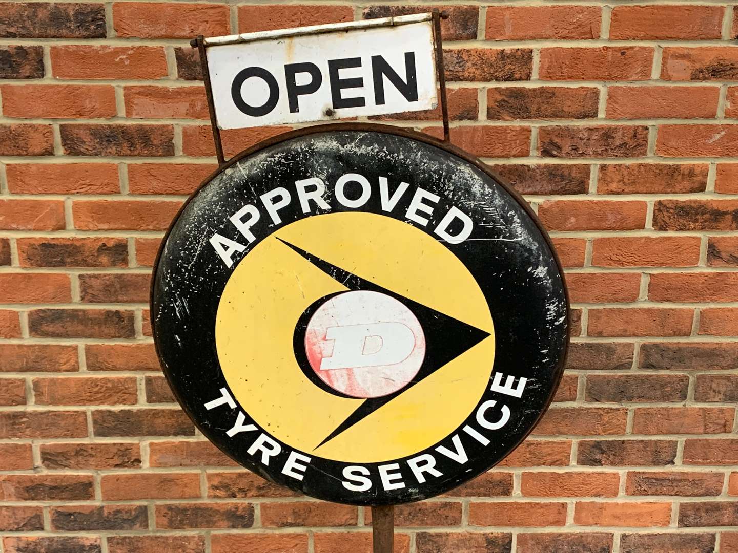 <p>Dunlop Approved Tyre's and Service Forecourt Sign</p>