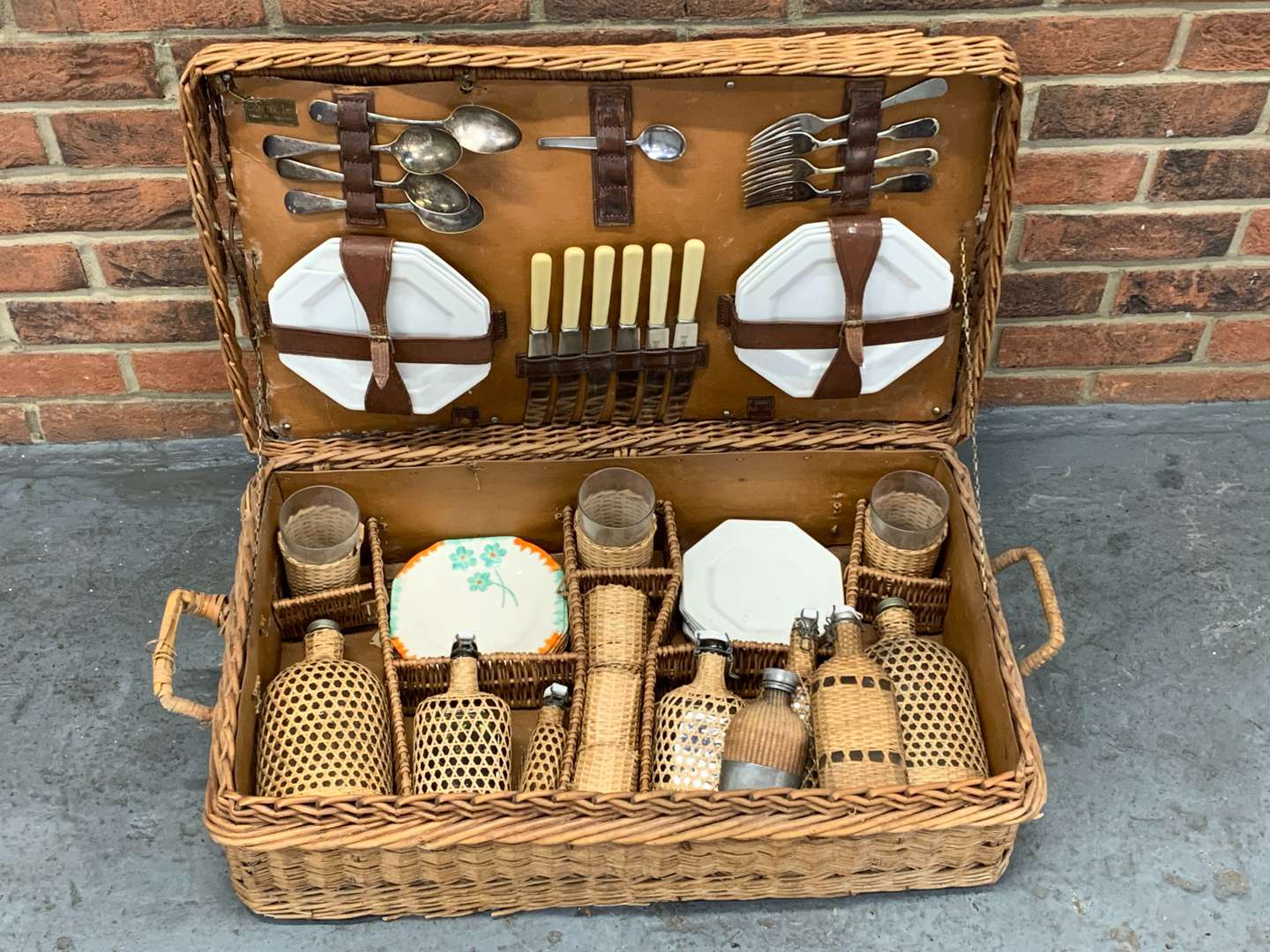 <p>Rare 1920's Coracle Wicker Picnic Hamper</p>