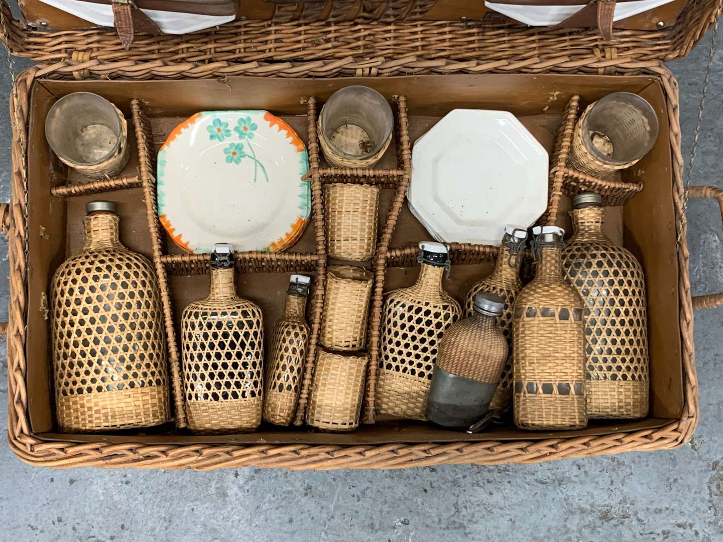 <p>Rare 1920's Coracle Wicker Picnic Hamper</p>