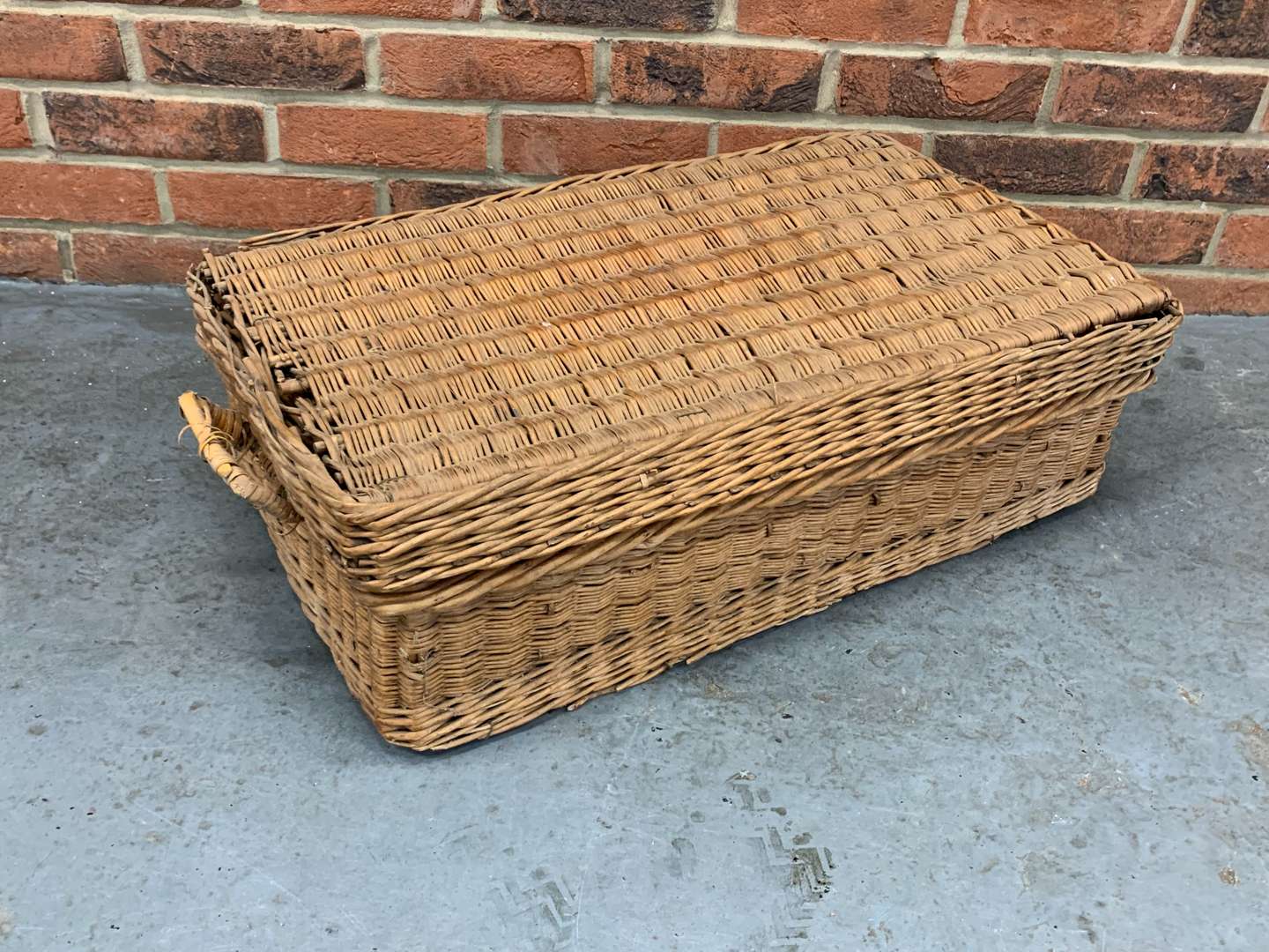 <p>Rare 1920's Coracle Wicker Picnic Hamper</p>