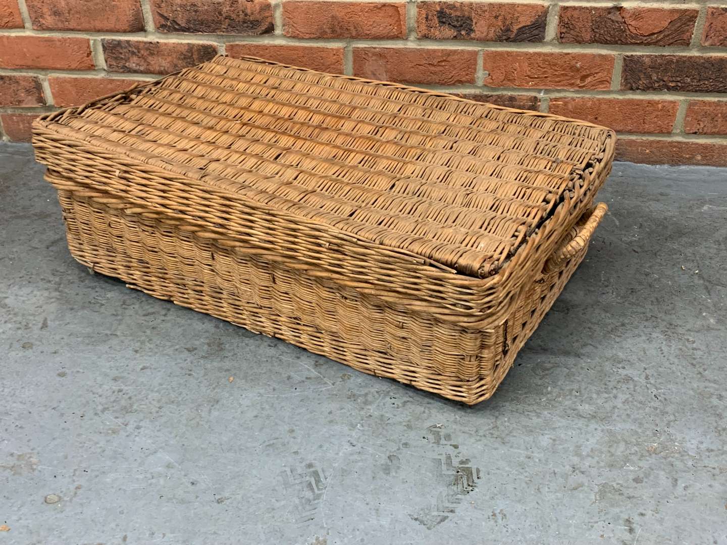 <p>Rare 1920's Coracle Wicker Picnic Hamper</p>