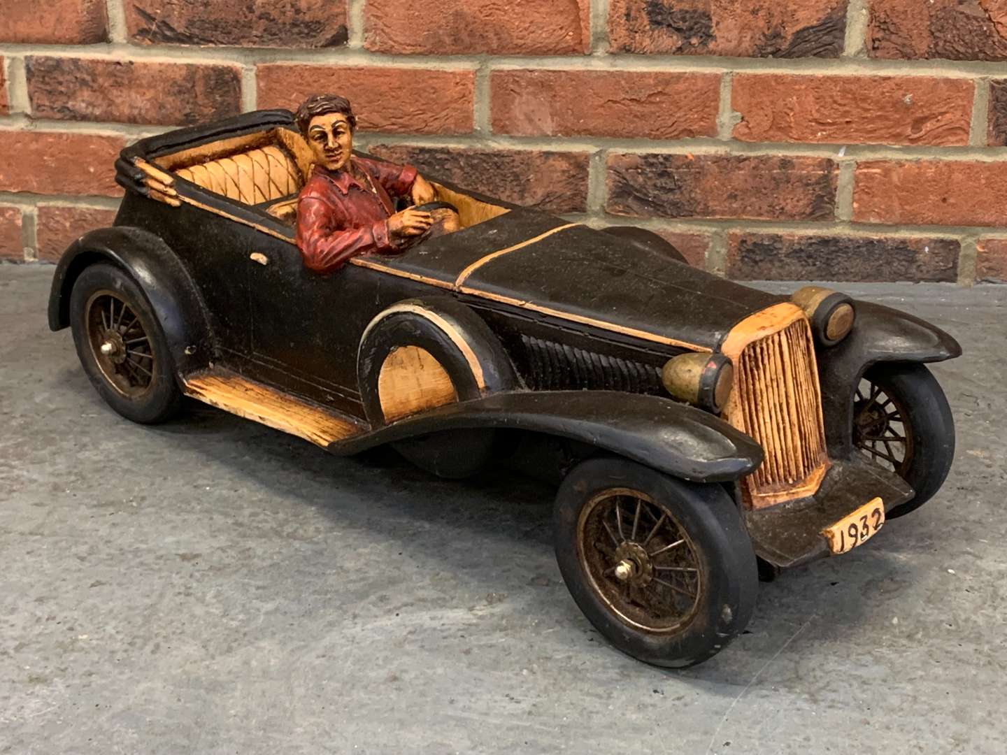 <p>Model of a Vintage Car</p>