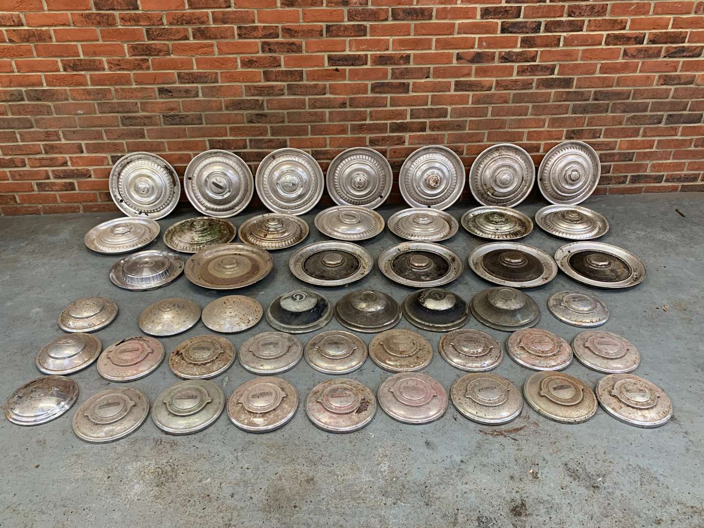 <p>Large Quantity Of Hub Caps For Jaguar/Bentley Etc</p>