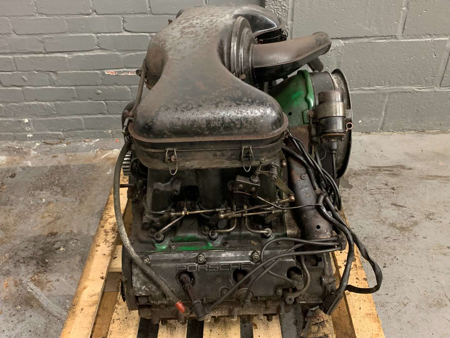 <p>&nbsp;1970's Porsche 911 E Fuel Injected Engine&nbsp;</p>