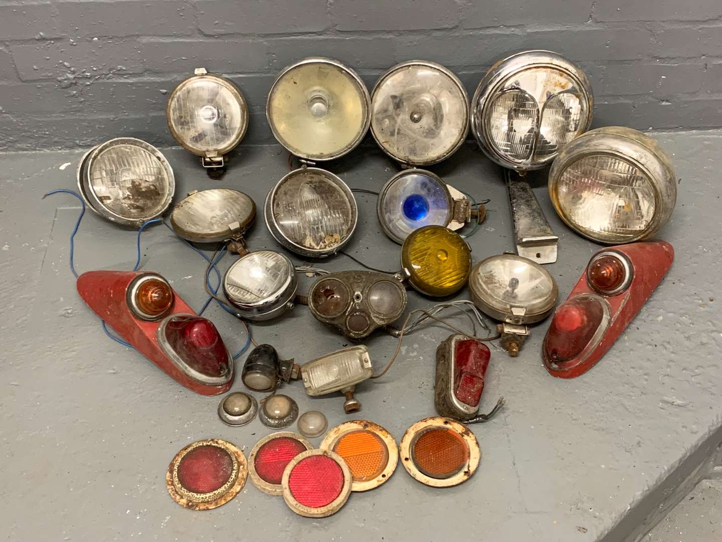 <p>Quantity of Vintage Headlights</p>