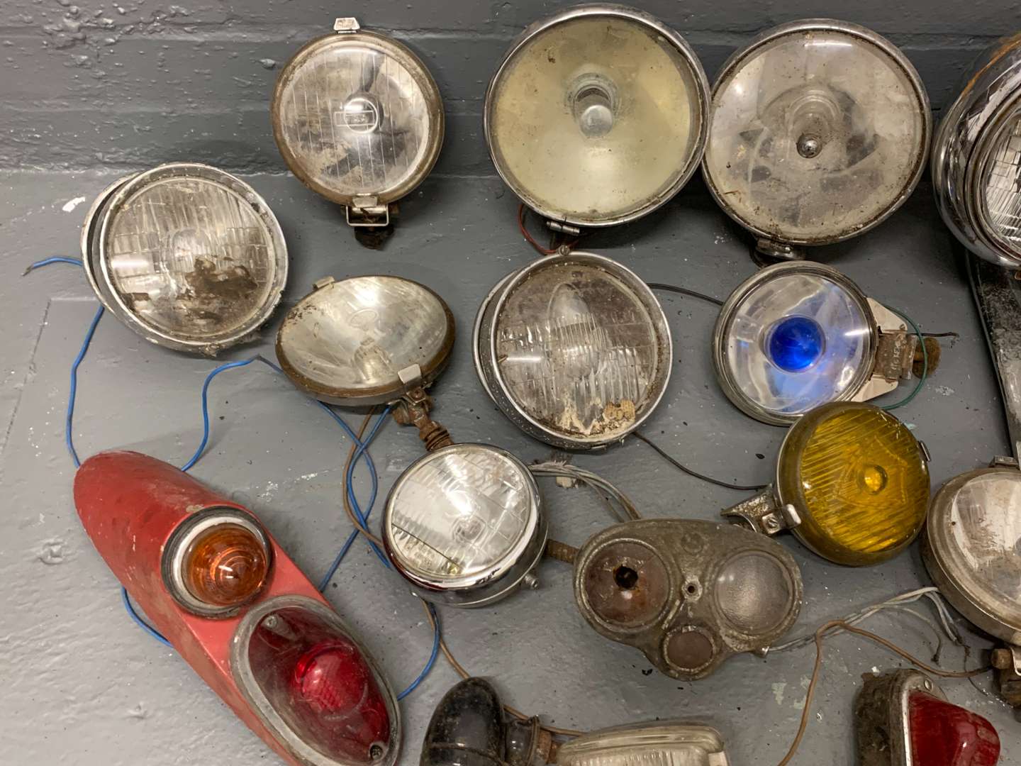 <p>Quantity of Vintage Headlights</p>