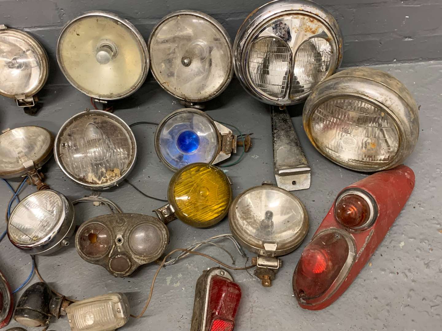 <p>Quantity of Vintage Headlights</p>