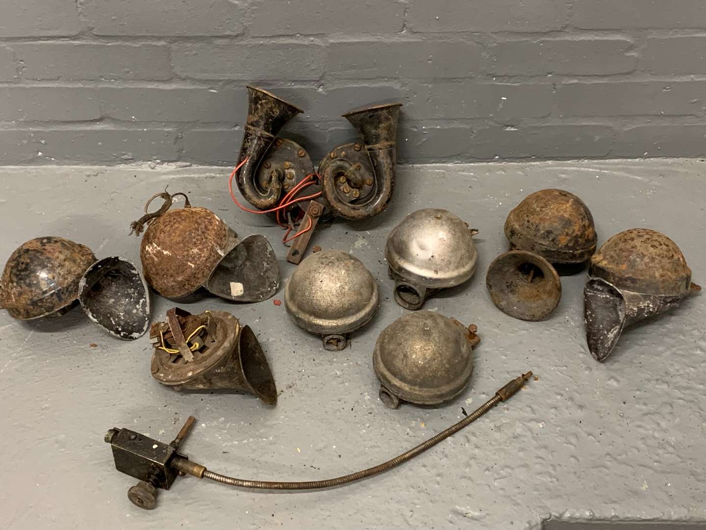 <p>Mixed Lot of Vintage Car Horns&nbsp;</p>