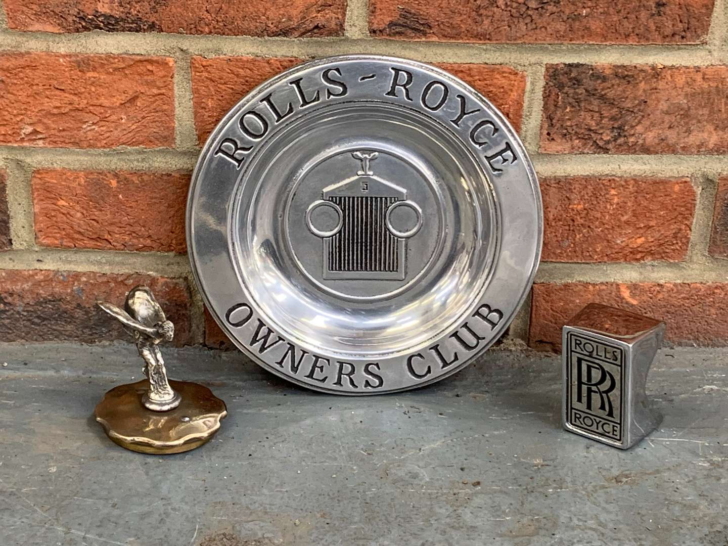 <p>Rolls Royce Owners Club Dish, Mascot and Badge (3)&nbsp;</p>