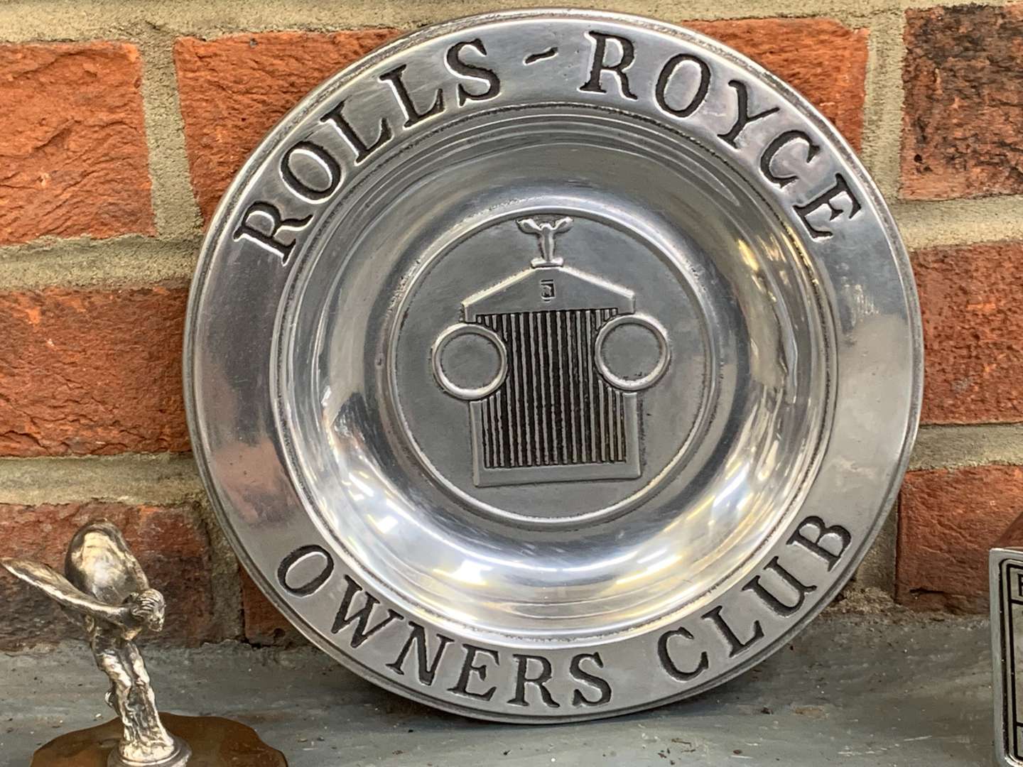 <p>Rolls Royce Owners Club Dish, Mascot and Badge (3)&nbsp;</p>