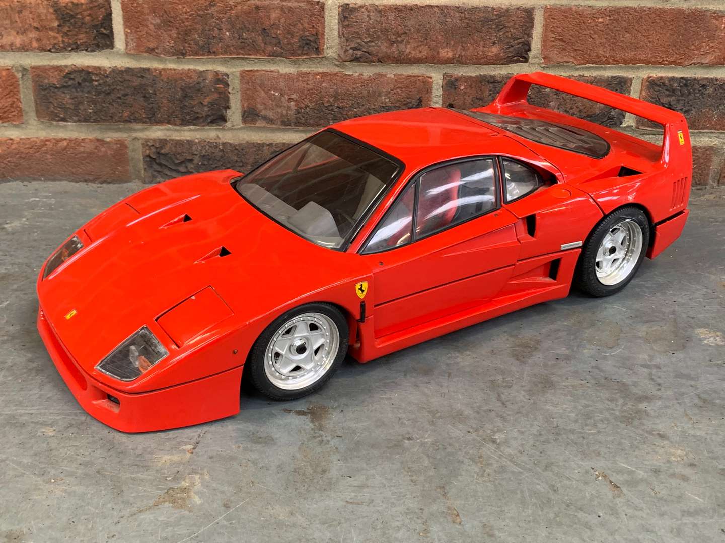 <p>Ferrari F40 1:8 Scale Model Car By Pocher Rivarossi&nbsp;</p>