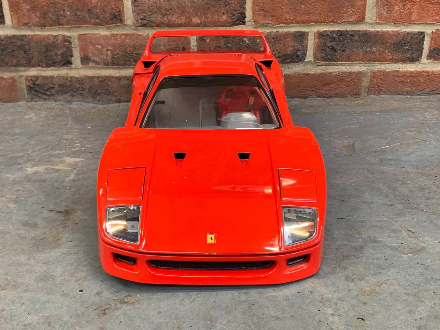 <p>Ferrari F40 1:8 Scale Model Car By Pocher Rivarossi&nbsp;</p>