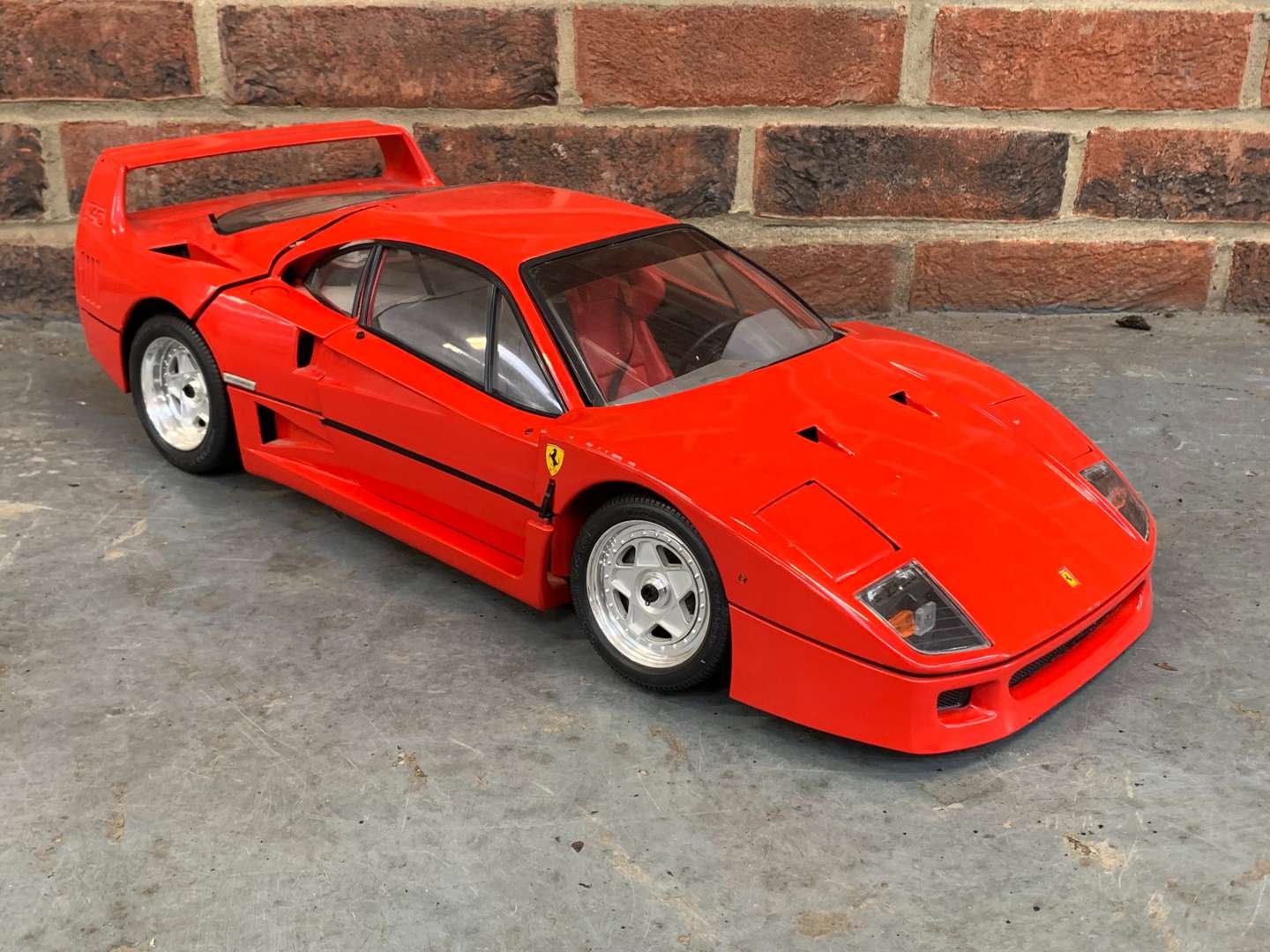 <p>Ferrari F40 1:8 Scale Model Car By Pocher Rivarossi&nbsp;</p>