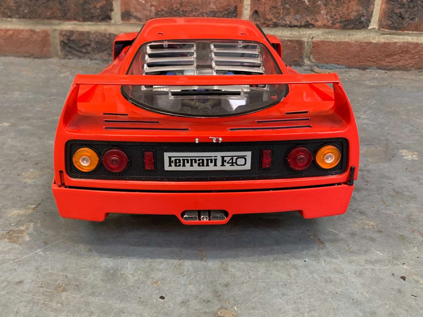 <p>Ferrari F40 1:8 Scale Model Car By Pocher Rivarossi&nbsp;</p>