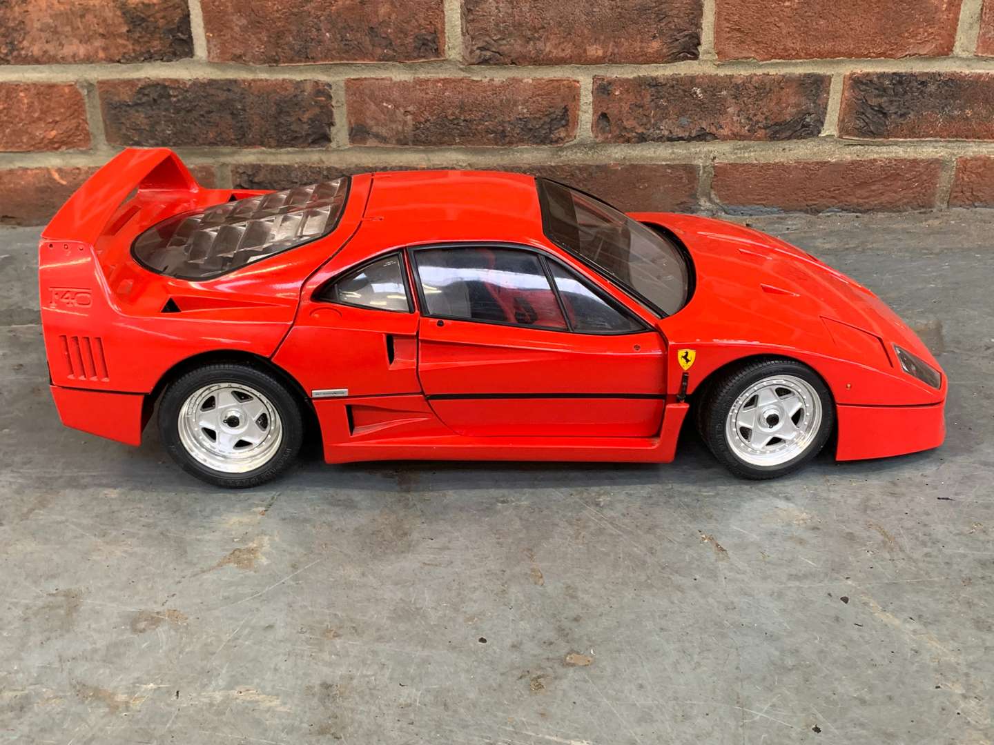 <p>Ferrari F40 1:8 Scale Model Car By Pocher Rivarossi&nbsp;</p>