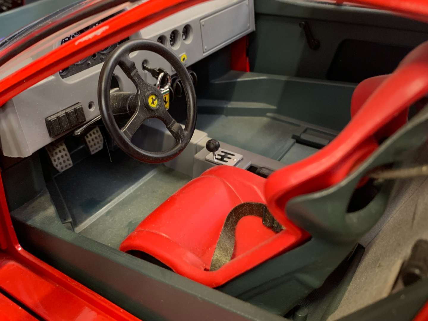 <p>Ferrari F40 1:8 Scale Model Car By Pocher Rivarossi&nbsp;</p>