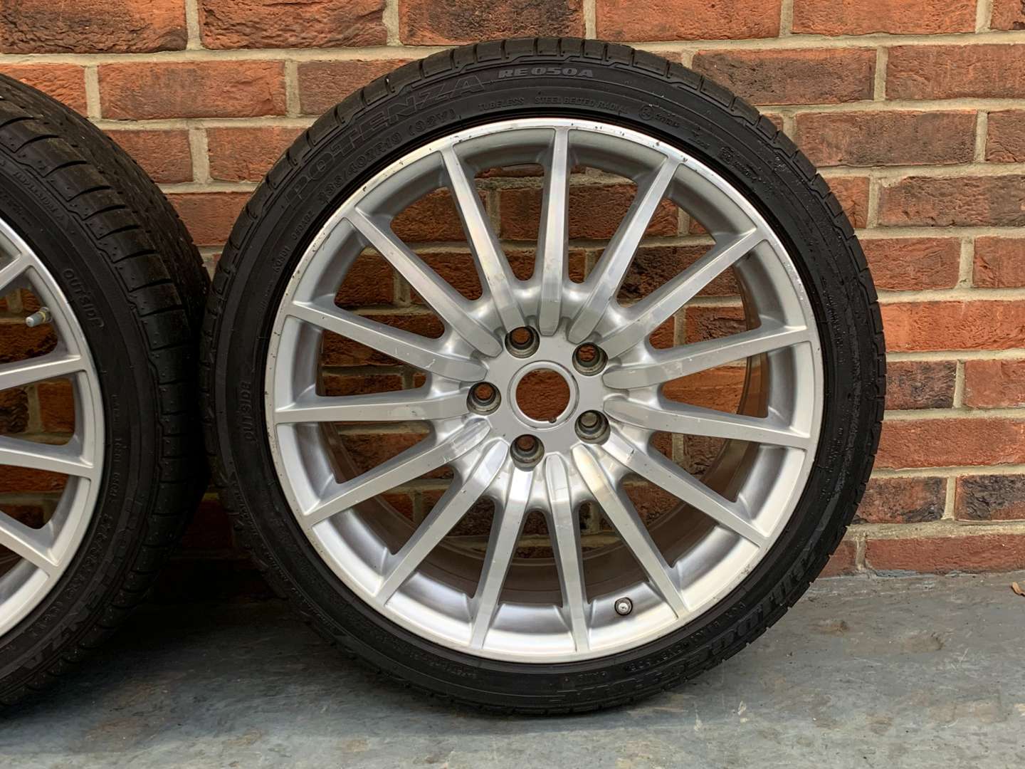 <p>Set of Four Aston Martin DB9 Vantage Wheels&nbsp;(For 2004/2012)</p>