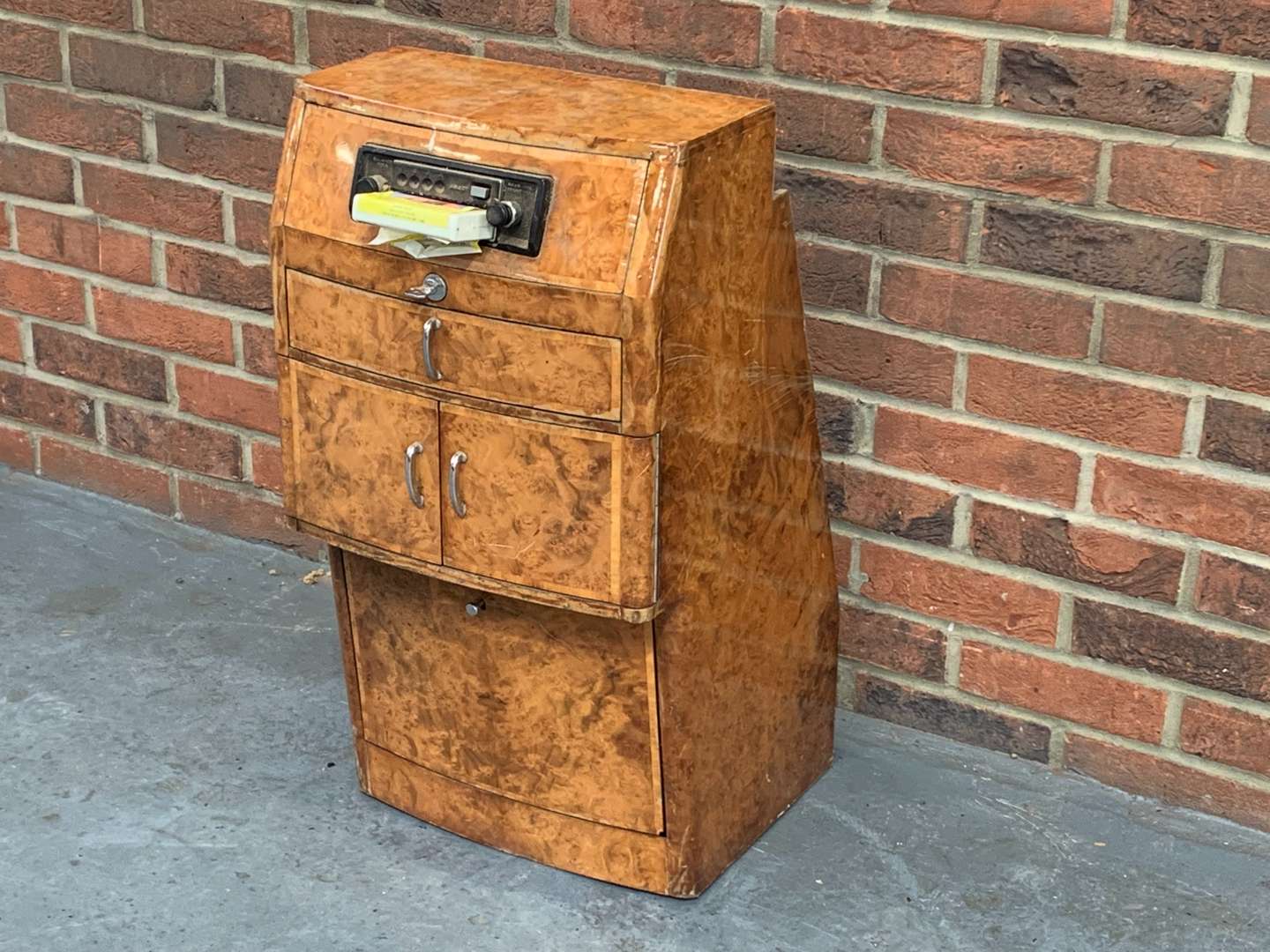 <p>Rolls Royce Phantom Limousine Walnut Cocktail Cabinet &nbsp;&nbsp;</p>