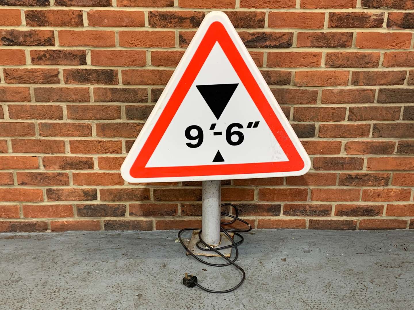 <p>&nbsp;9' - 6" Height Illuminated Warning Sign</p>