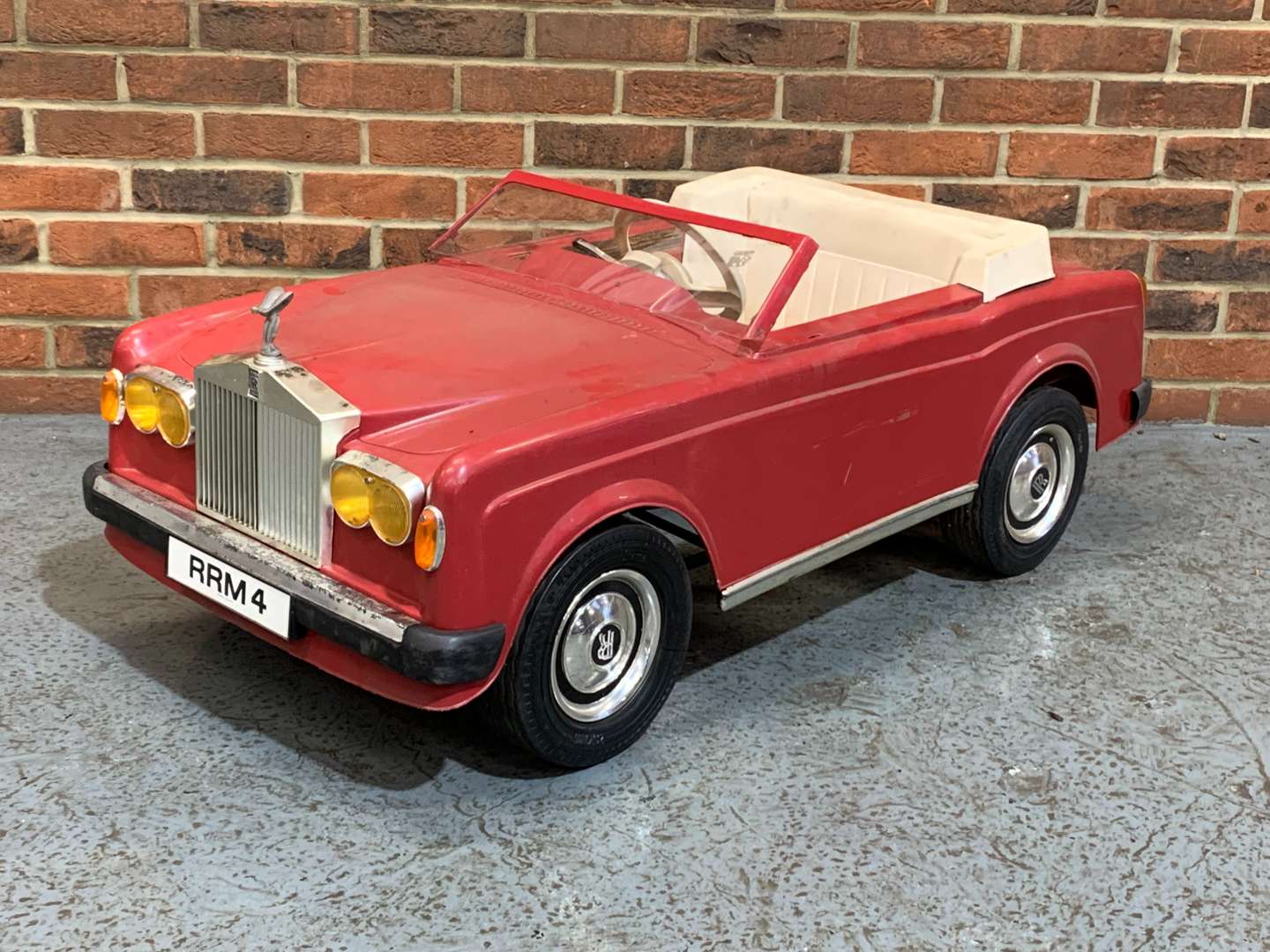 <p>Rolls-Royce Corniche Childs Pedal Car</p>