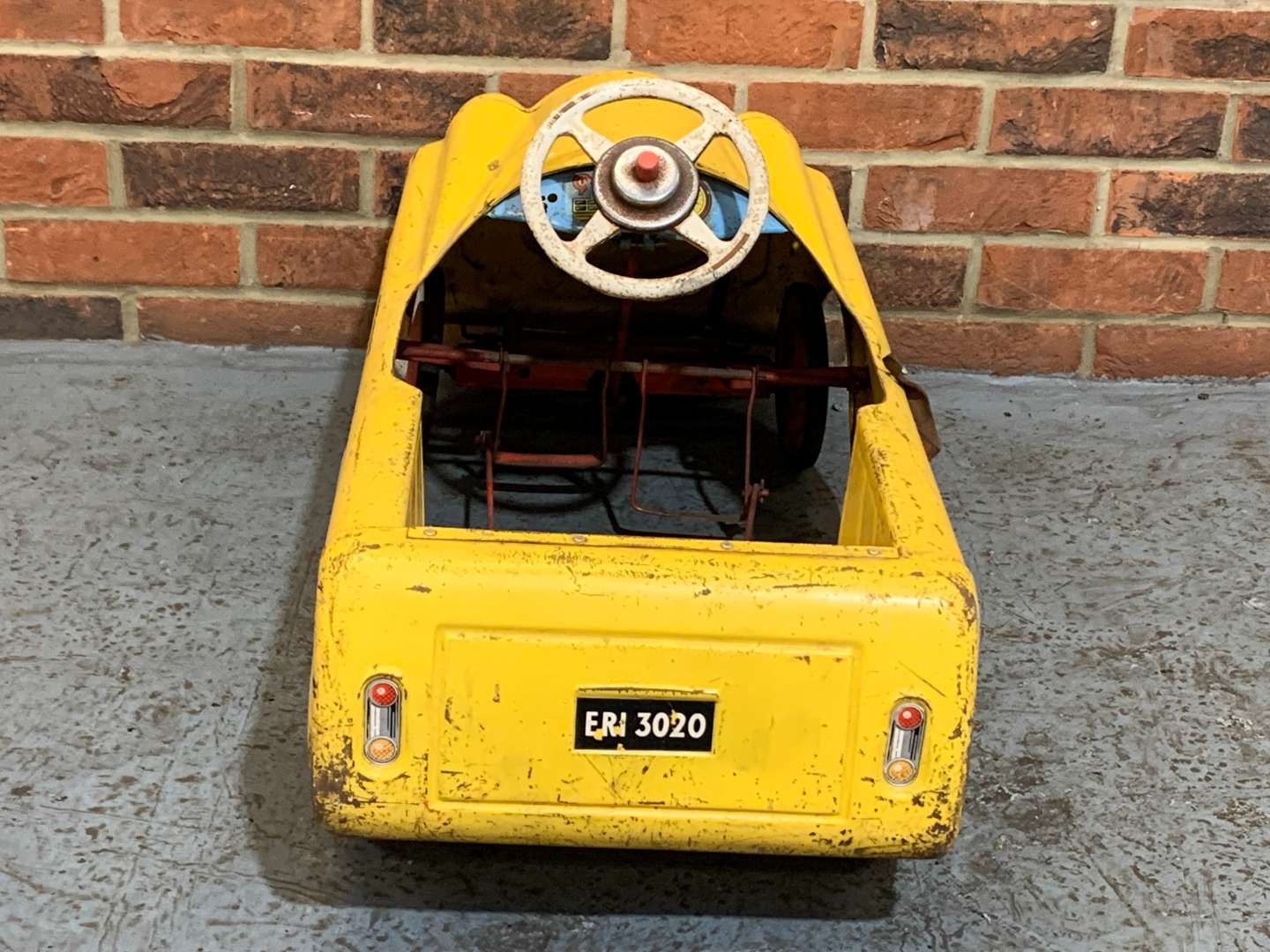 <p>MOBO Tin Plate Safari Pedal Car</p>