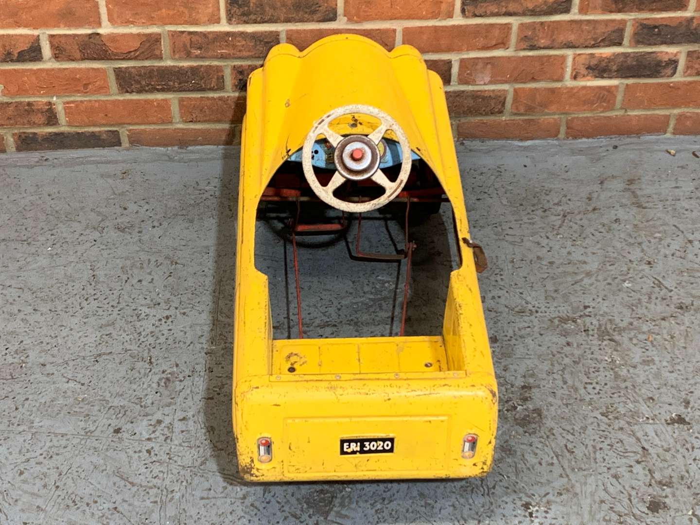 <p>MOBO Tin Plate Safari Pedal Car</p>