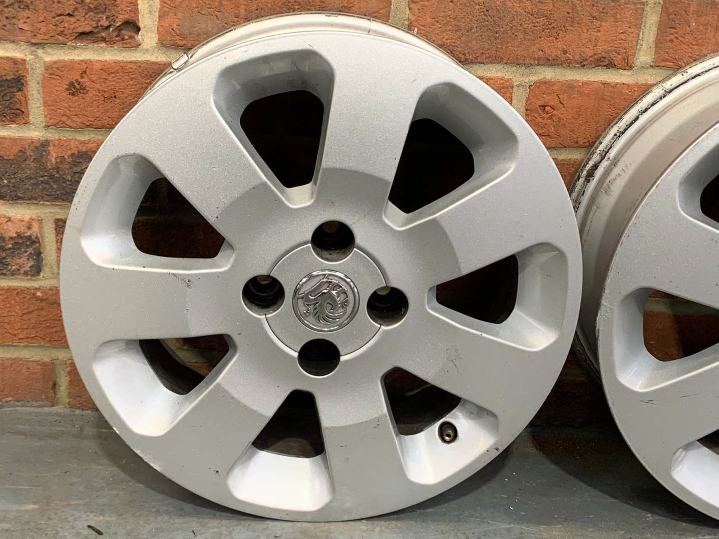 <p>Vauxhall Corsa SXi Alloy Wheels</p>