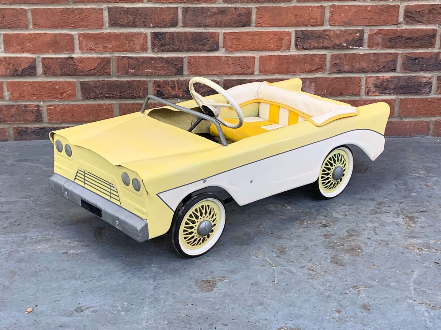 <p>Tri-ang Tin Plate Child's Pedal Car&nbsp;</p>